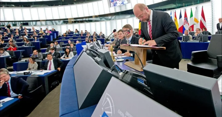 Депутат Європейського парламенту підписує рішення про компенсації за затримки рейсів