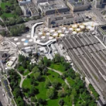 Аерознімок будівництва залізничного вузла Штутгарт 21 з кранами та коліями