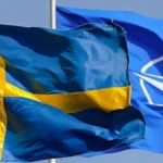 Прапори Швеції та НАТО на тлі попередження про удар Росії
