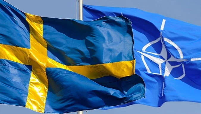 Прапори Швеції та НАТО на тлі попередження про удар Росії