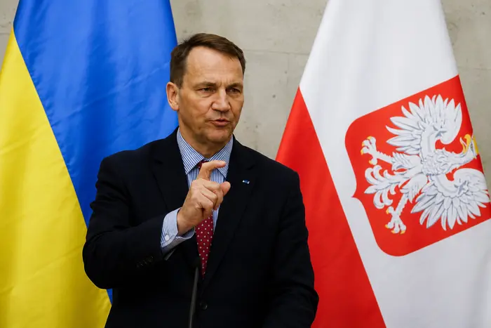 Радослав Сікорський виступає з критикою рішення Навроцького щодо ордена Зеленського