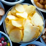 Різноманітні снеки та чіпси як несподівані джерела солі в продуктах