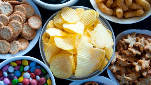 Різноманітні снеки та чіпси як несподівані джерела солі в продуктах