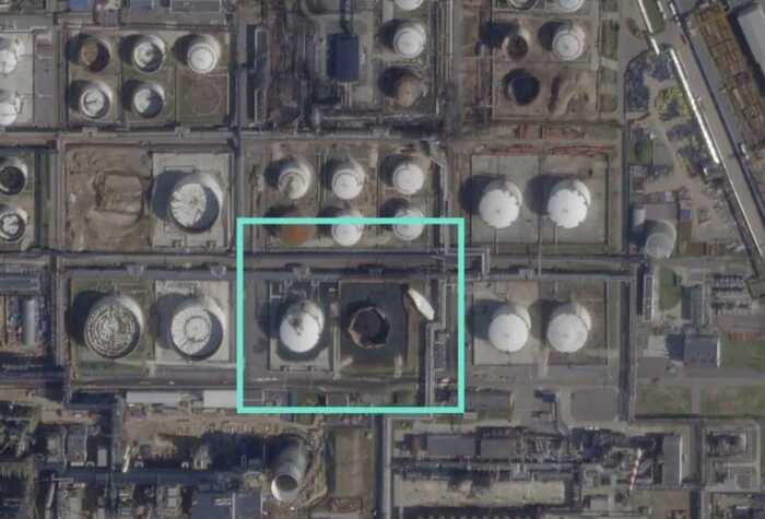 Пошкоджені резервуари Московського НПЗ у Капотні на супутниковому знімку після атаки дронів
