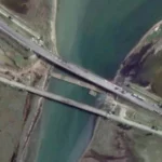 Супутниковий знімок Чонгарського мосту з понтонною переправою поруч