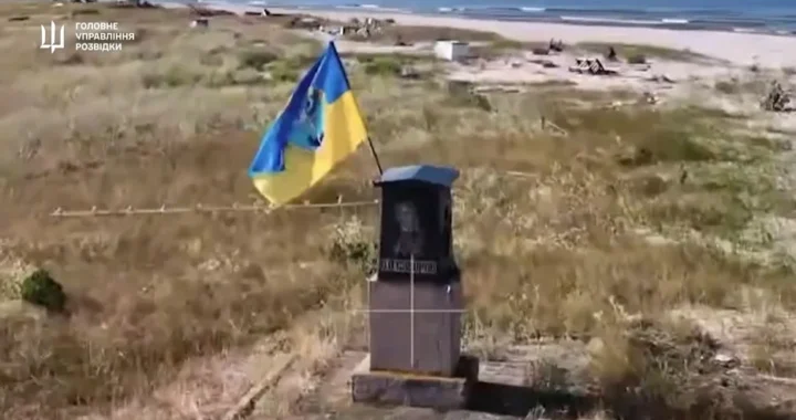 Український прапор на Кінбурнській косі після відступу окупантів