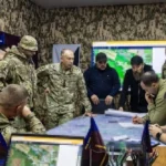 Генерал Сирський з командуванням ЗСУ обговорює стратегічні задачі за мапами