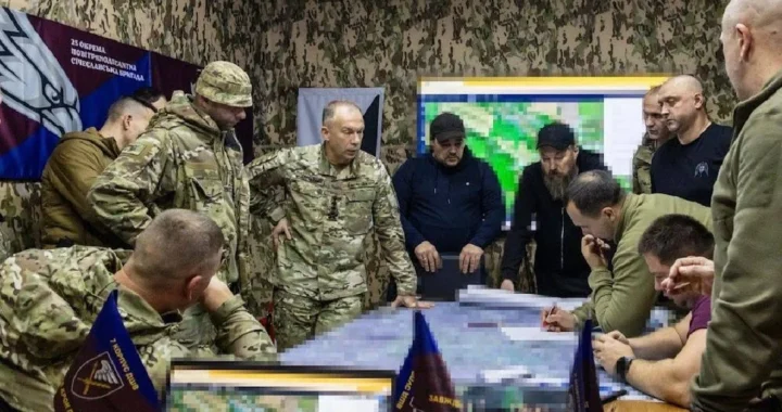 Генерал Сирський з командуванням ЗСУ обговорює стратегічні задачі за мапами