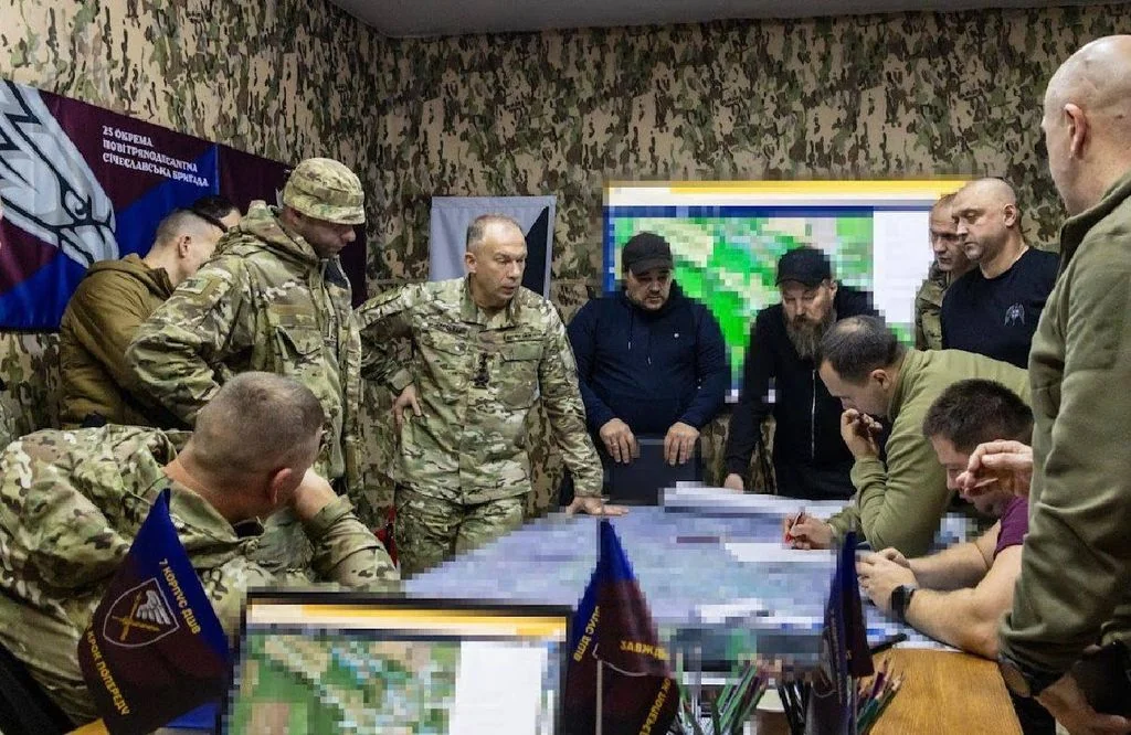 Генерал Сирський з командуванням ЗСУ обговорює стратегічні задачі за мапами