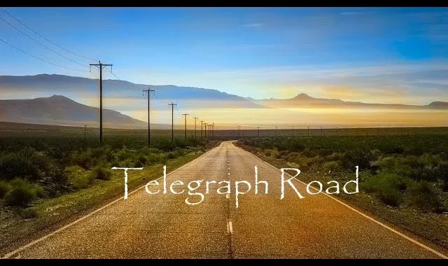 Дорога Telegraph Road з телеграфними стовпами на світанку в пустелі