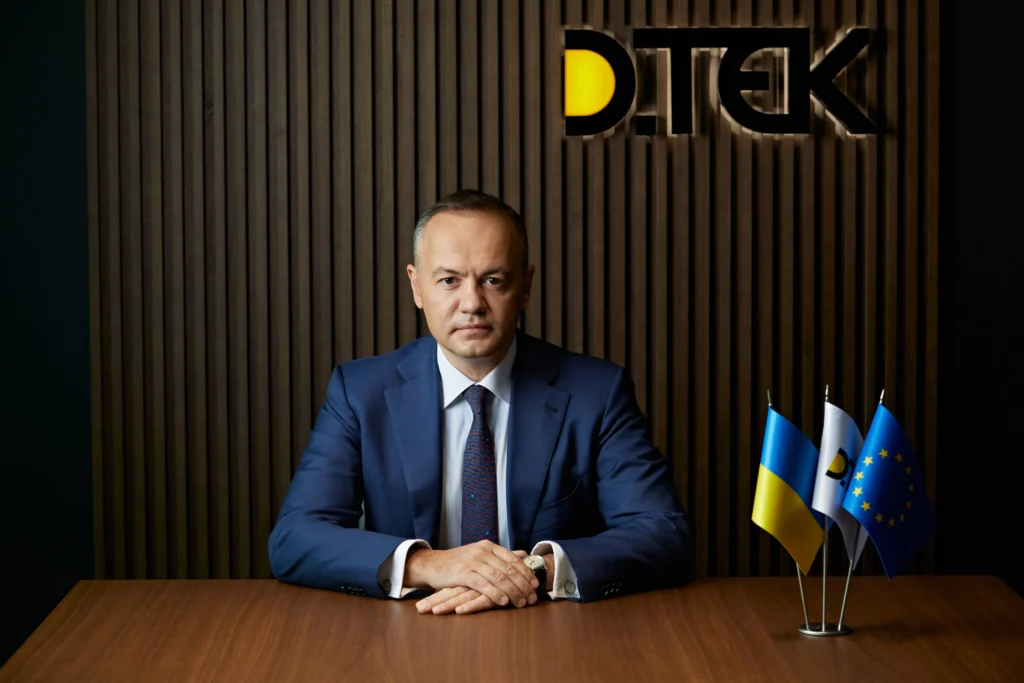 Максим Тімченко з ДТЕК за столом в офісі компанії з прапорами України та ЄС