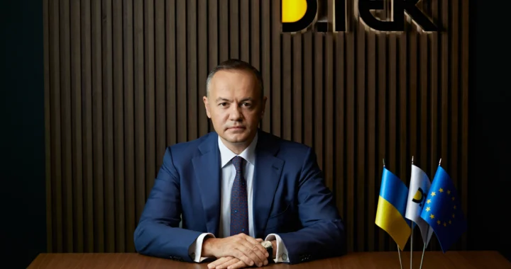 Максим Тімченко з ДТЕК за столом в офісі компанії з прапорами України та ЄС