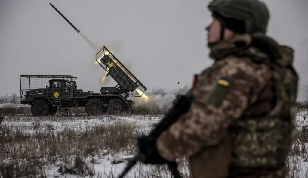 Український військовий спостерігає за пуском ракети на фронті