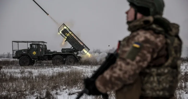 Український військовий спостерігає за пуском ракети на фронті