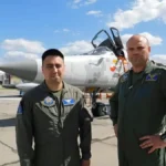 Українські бойові пілоти біля винищувача на аеродромі
