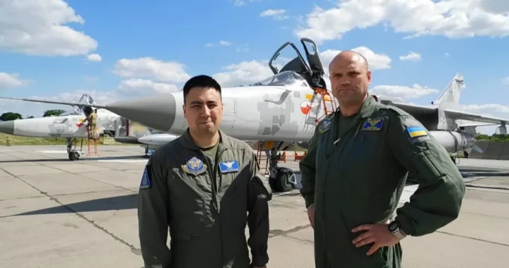 Українські бойові пілоти біля винищувача на аеродромі