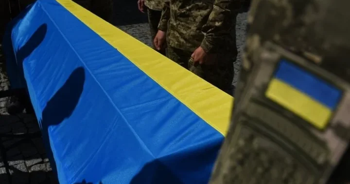 Труна загиблого військового під прапором України під час репатріації тіл