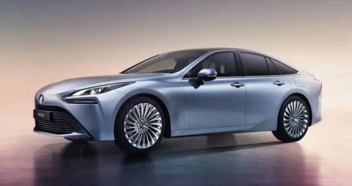 Водневий седан Toyota Mirai з композитними баками під тиском 700 бар