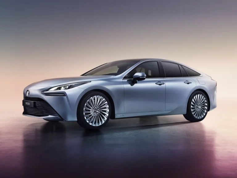 Водневий седан Toyota Mirai з композитними баками під тиском 700 бар