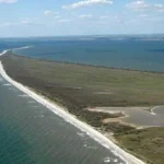 Кінбурнська коса з висоти: вузька смуга суші між морем і лиманом