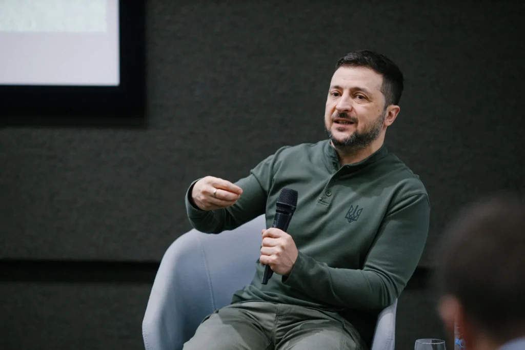 Володимир Зеленський з мікрофоном на презентації програми «Тисячовесна»