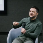 Володимир Зеленський з мікрофоном на презентації програми «Тисячовесна»
