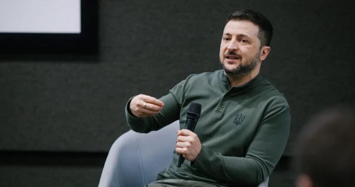 Володимир Зеленський з мікрофоном на презентації програми «Тисячовесна»