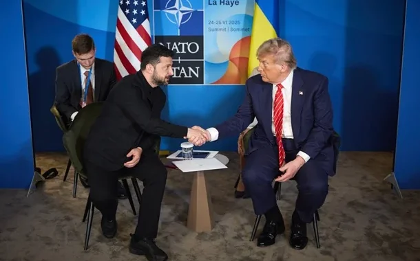Зеленский и Трамп жмут руки на саммите НАТО по поводу мира