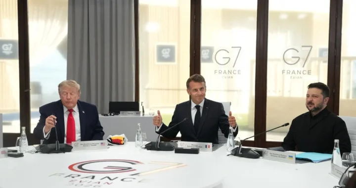 Зеленський, Трамп і Макрон за столом на саміті G7 в Евіані