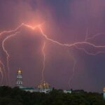 Гроза з блискавками над золотими куполами Києва ввечері