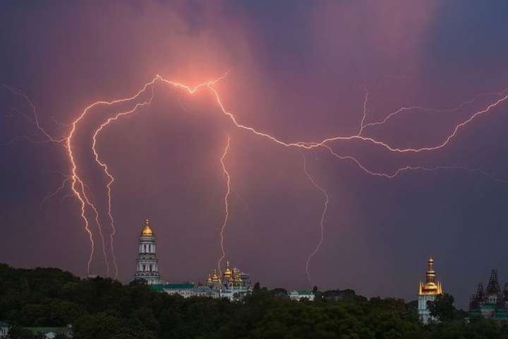 Гроза з блискавками над золотими куполами Києва ввечері