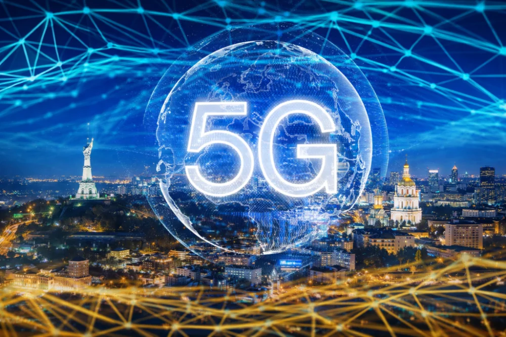 5G мережа над Києвом з монументом Батьківщина-мати та Софійським собором
