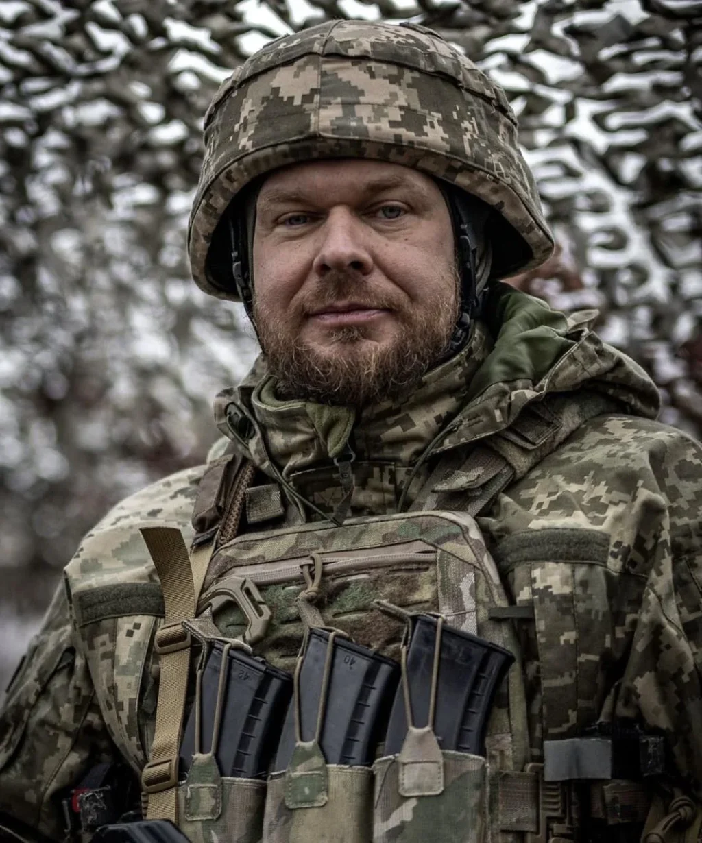 Співак-воїн Олександр Положинський у військовому камуфляжі та касці