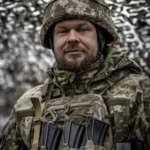 Співак-воїн Олександр Положинський у військовому камуфляжі та касці