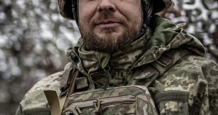 Співак-воїн Олександр Положинський у військовому камуфляжі та касці