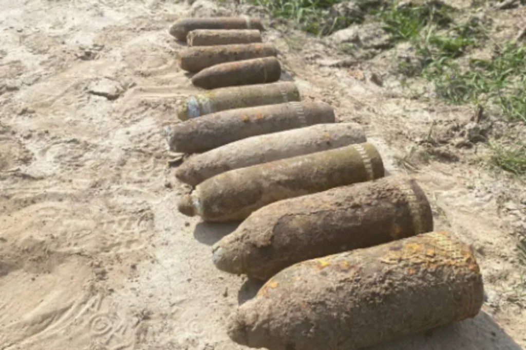 Ряд іржавих 203-мм снарядів Б-4 часів Другої світової для ЗСУ