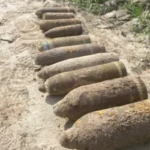 Ряд іржавих 203-мм снарядів Б-4 часів Другої світової для ЗСУ