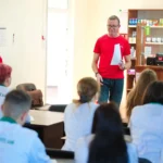 Тренер «Аптека 9-1-1» проводить навчання фармацевтів у класі