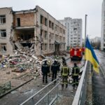 Рятувальники біля пошкодженої школи в Києві після атаки РФ