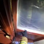Рятувальник у рукавичці відчиняє зачинені дверцята поштомата в Рівному