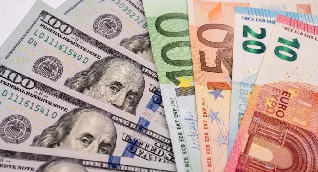 Банкноти долара США та євро на тлі зниження курсів в Україні