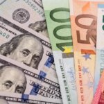 Банкноти долара США та євро на тлі зниження курсів в Україні