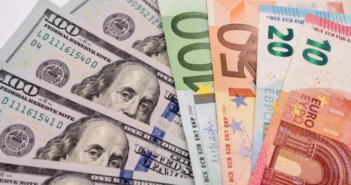 Банкноти долара США та євро на тлі зниження курсів в Україні