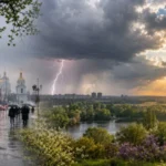 Гроза з блискавкою над Києвом під час дощу та вітру