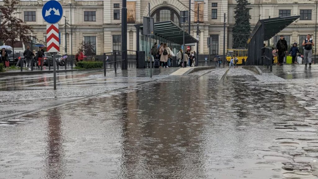 Дощі в Україні: мокрі вулиці та люди з парасольками біля зупинки