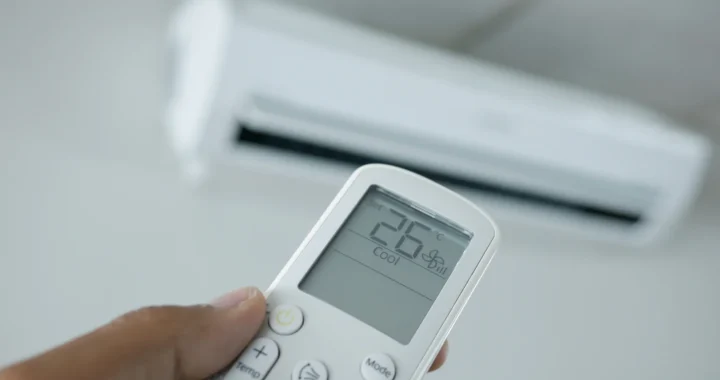 Пульт керування кондиціонером з налаштуванням 26°C у режимі Cool для економії