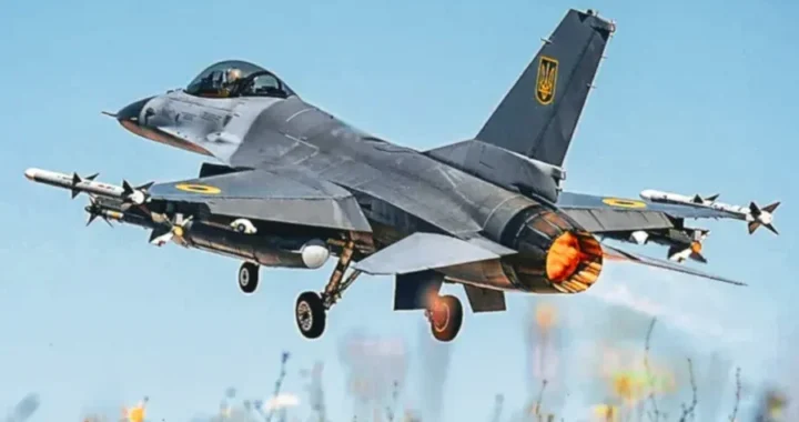 Український F-16 з форсажем злітає над полем квітів