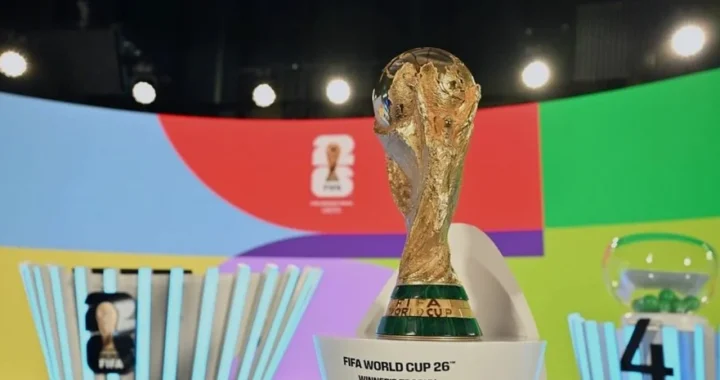Трофей FIFA World Cup 26 на выставке — главный приз чемпионата мира по футболу 2026, где Испания стала победителем