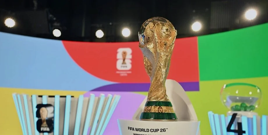 Трофей FIFA World Cup 26 на виставці — головний приз чемпіонату світу з футболу 2026, де Іспанія стала переможцем.