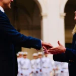Президент Франції Макрон тисне руку представниці Нідерландів щодо угоди про кордон